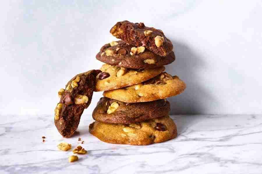 chocolate-chip-walnut-cookies-900x600