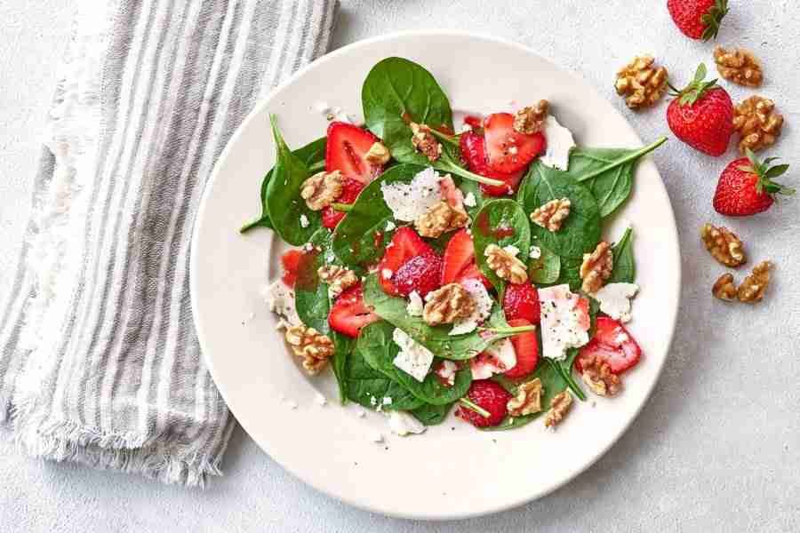 spinach-strawberry-salad-900x600